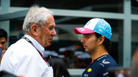 Chefberater Helmut Marko und Red-Bull-Rennfahrer Sergio Perez tauschen sich aus