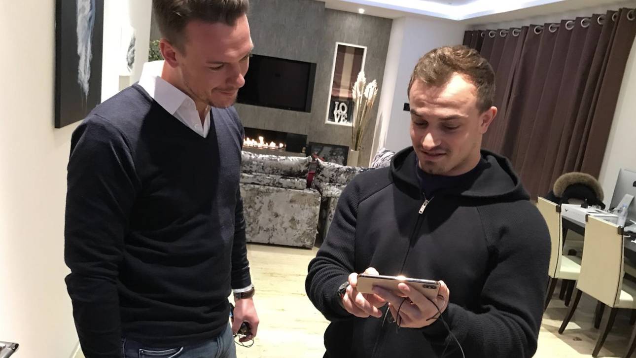 Nach dem Interview zeigt Xherdan Shaqiri SPORT1-Reporter Plettenberg (l.) ein Youtube-Video