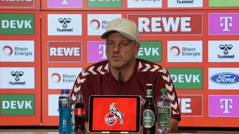 Lukas Kwasniok, Trainer des 1. FC Köln, weiß auf der Pressekonferenz vor der Partie gegen RB Leipzig mit seinem Klub-Wissen zu glänzen und sorgt damit für einen Lacher.