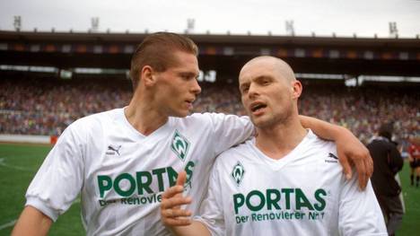 Torsten Legat (li.) und Ulrich Borowka - die bösen Buben des SV Werder Bremen liegen sich nach Spielende in den Armen