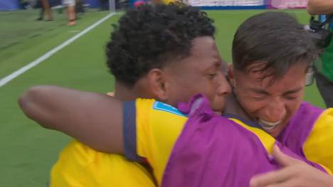 Nach dem 2:1-Sieg über Deutschland brechen bei Ecuador alle Dämme. Jubel auf und neben dem Platz und unglaubliche Emotionen!