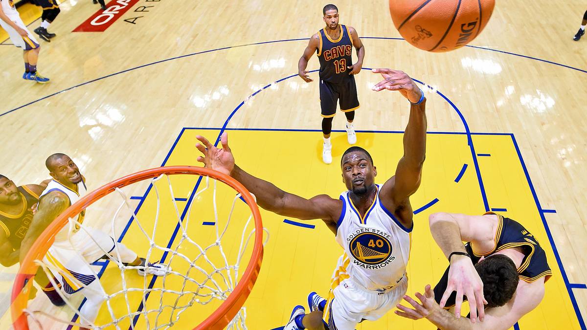 Schock für Cleveland: Kevin Love bleibt nach einem ungewollten Ellbogen-Check von Harrison Barnes liegen, kann aber noch kurz weiterspielen. Zu Beginn des dritten Viertels verlässt er dann mit Schwindelgefühlen das Feld und kehrt nicht mehr zurück. Die Diagnose lautet Gehirnerschütterung