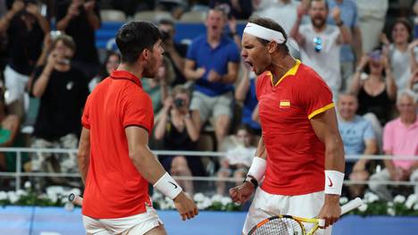 Carlos Alcaraz (l.) und Rafael Nadal (r.) schlagen beim „Six Kings Slam“ in Riad auf