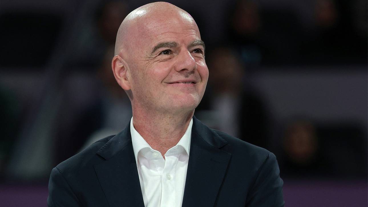 Infantino besucht Iran-Testspiel