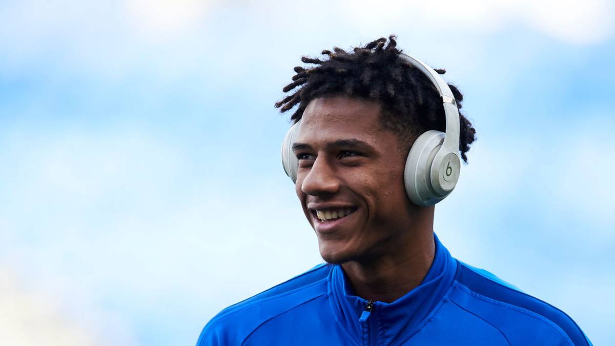  JEAN-CLAIR TODIBO (SCHALKE 04): Ob Schalke 04 mit der Leihe des jungen Franzosen ein Coup geglückt ist, lässt sich noch nicht beurteilen, die Möglichkeit besteht aber durchaus. Bis zum Sommer haben die Königsblauen den 20-Jährigen vom FC Barcelona für 1,5 Millionen Euro ausgeliehen und besitzen eine Kaufoption in Höhe von 25 Millionen plus Zusätze 