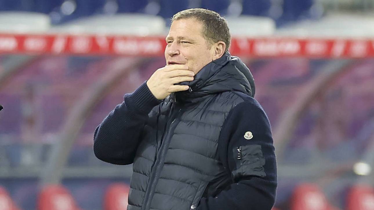 Max Eberl fasst sich ans Kinn