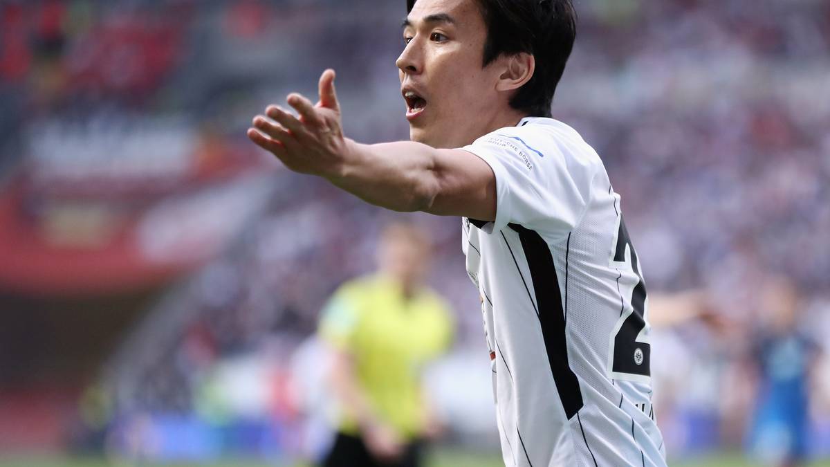 Routinier Hasebe, bereits 2009 Meister mit dem VfL Wolfsburg, wird wohl sehr defensiv agieren und sich bei Bayern-Ballbesitz immer wieder in eine Fünferkette zurückfallen lassen. Mit seinen 34 Jahren hat der Japaner aber nicht mehr die Qualitäten von Martinez. Punkt für Bayern - 5:2