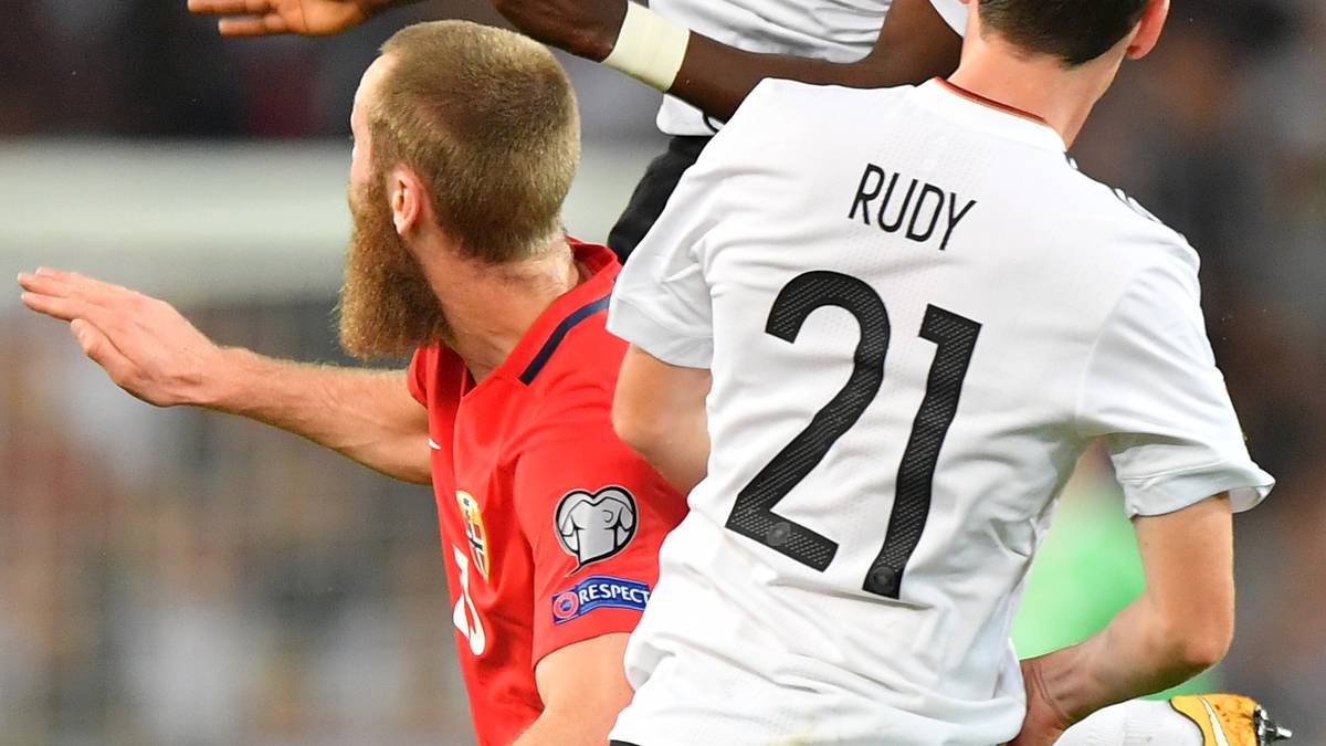 ANTONIO RÜDIGER: Rückte für Matthias Ginter in die Mannschaft und besetzte den rechten Innenverteidigerposten. Hatte in der Abwehrarbeit alles Wesentliche im Griff und bildete bei eigenem Ballbesitz gemeinsam nur mit Mats Hummels die hinterste Linie. Trieb von dort den Spielaufbau voran. Vergab eine gute Möglichkeit zum 6:0 (64.), bereite den sechsten Treffer dann per Zuspiel auf Kimmich später vor (79.). SPORT1-Note:  2,5