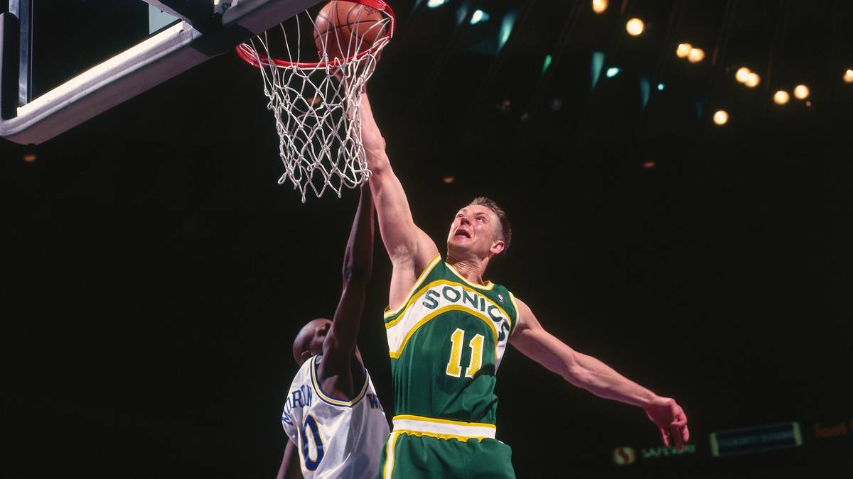 Detlef Schrempf geht während seiner Laufbahn für die Dallas Mavericks, Indiana Pacers, Portland Trail Blazers und Seattle SuperSonics auf Korbjagd. Mit Seattle verliert der heute 52-jährige Leverkusener in den NBA Finals 1996 gegen Michael Jordan und die Chicago Bulls