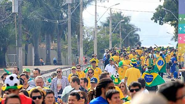 Die gelbe Flut: Vor dem ersten Halbfinale zwischen Brasilien und Deutschland in Belo Horizonte sind die Verhältnisse was das Fanaufkommen angeht klar