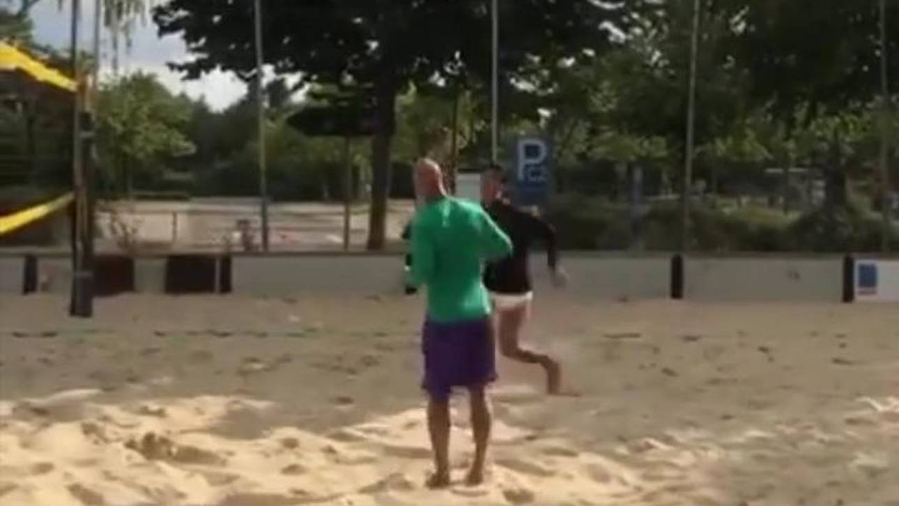 Reinier zockte mit Dêde im Sand