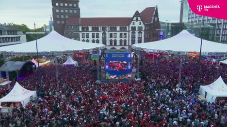 Dem krassen Außenseiter Albanien gelingt bei der UEFA EURO 2024 gegen Italien das schnellste Tor der EM-Geschichte. Das sorgt auch beim Public Viewing für Ekstase.