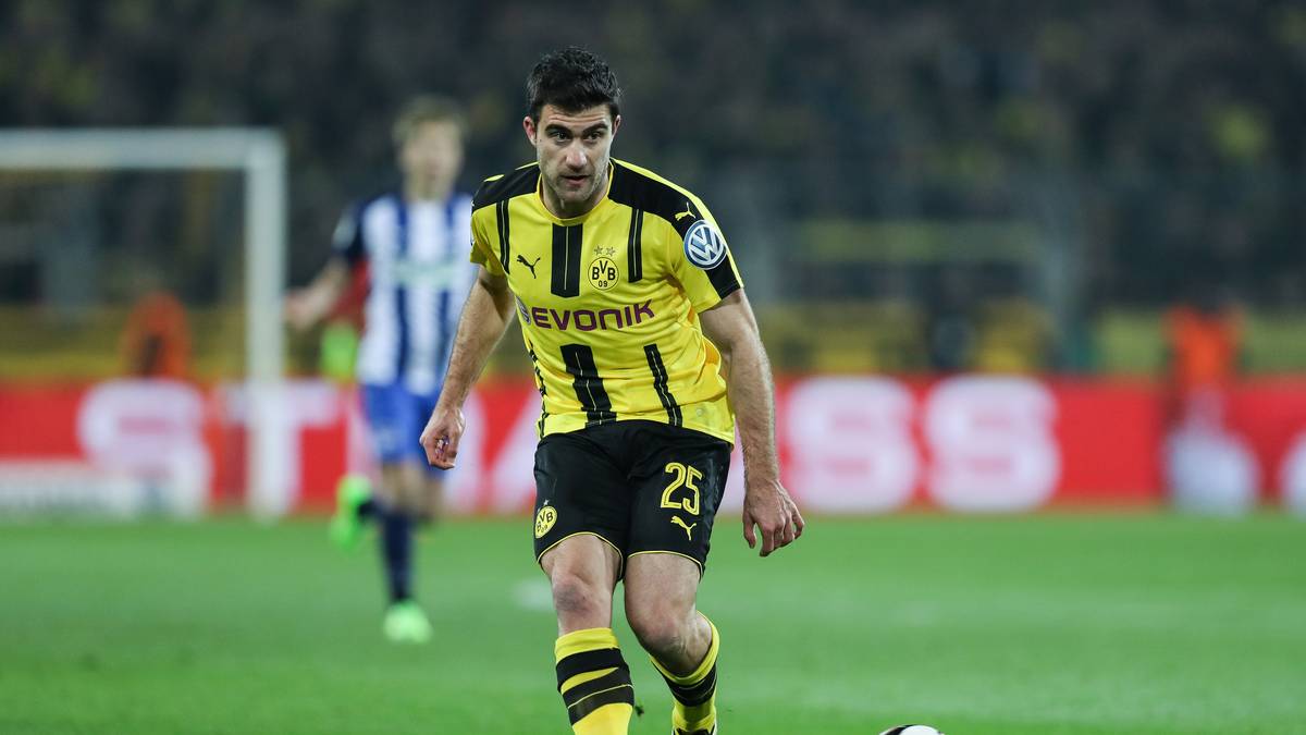SOKRATIS - Der Grieche ist der Turm in der Dortmunder Abwehr, im Eins-gegen-Eins und vor allem im Luftkampf kaum zu bezwingen. Hat allerdings einiges damit zu tun, seine Nebenleute zusammenzuhalten