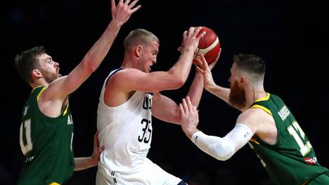 Die USA schlagen Australien im Basketball vor mehr als 50.000 Zuschauern