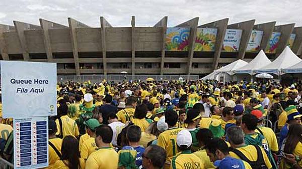 Bereits Stunden vor dem Anpfiff ist das Areal rund um das Stadion voll von Fans der Selecao