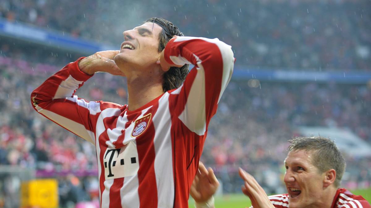 Ein Jahr später hat Gomez das System van Gaal verinnerlicht, vollendet die Hereingaben von Arjen Robben und Franck Ribery in beängstigender Zuverlässigkeit. Mit 28 Treffern wird er erstmals Torschützenkönig der Bundesliga. Doch die Bayern gehen ohne Titel aus der Saison