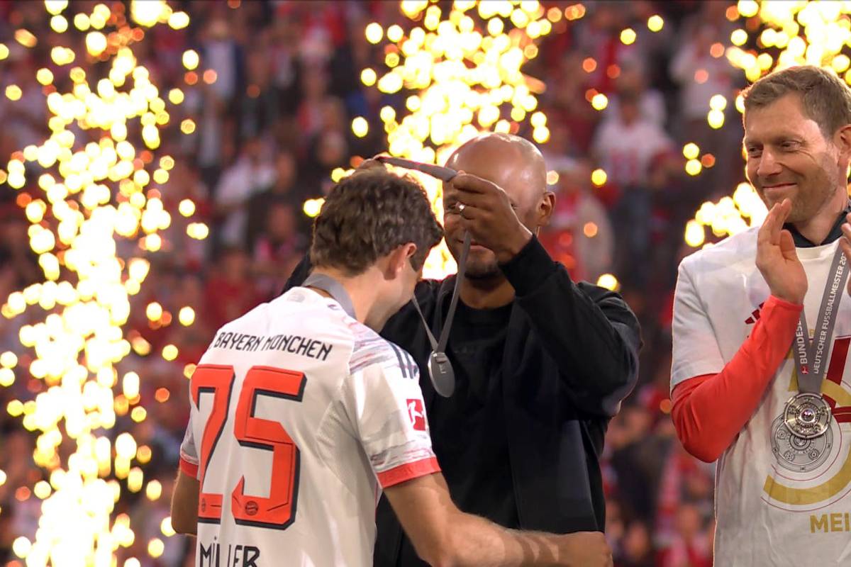 Thomas Müller ist ein letztes Mal deutscher Meister geworden. Bayerns Rekordspieler durfte die Schale als Erster in die Höhe stemmen.