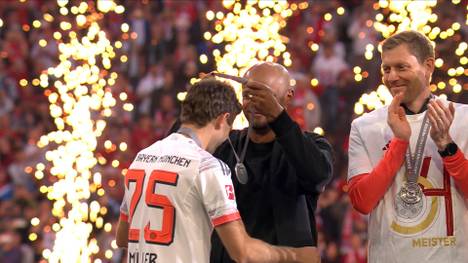 Thomas Müller ist ein letztes Mal deutscher Meister geworden. Bayerns Rekordspieler durfte die Schale als Erster in die Höhe stemmen.