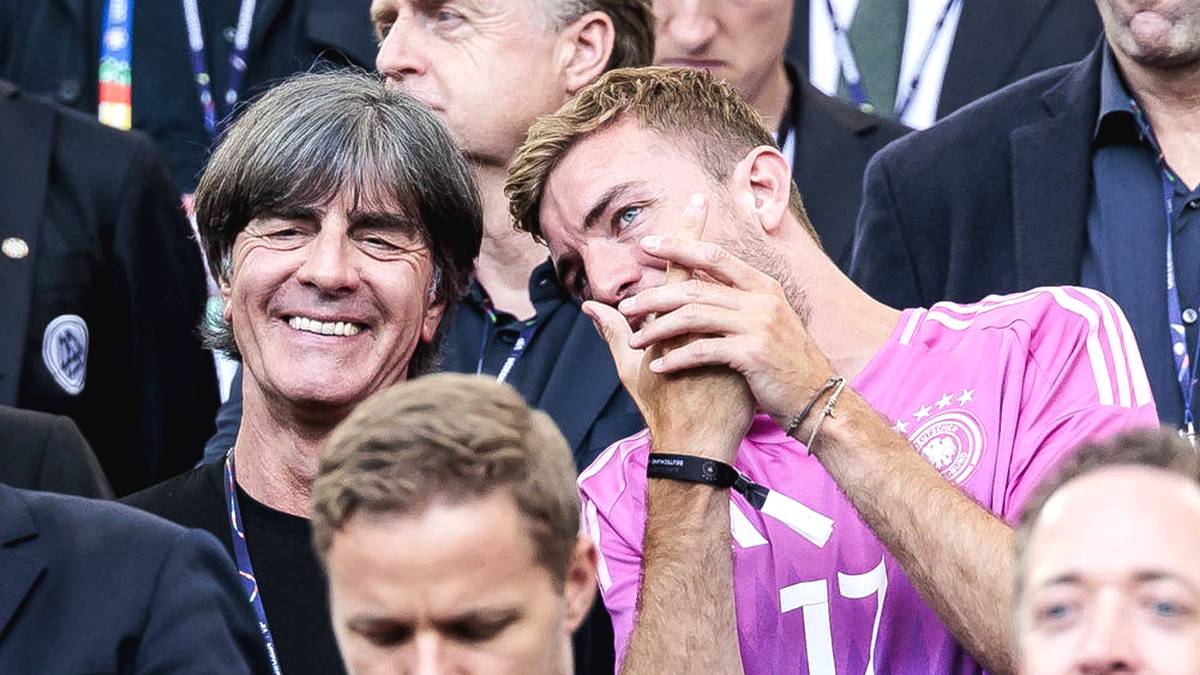 Joachim Löw während der EM mit Christoph Kramer 