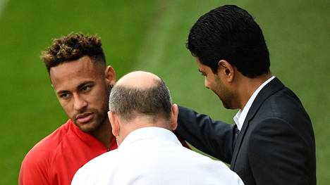 Nasser Al-Khelaifi (r.) will Neymar (l.) bei Paris Saint-Germain halten