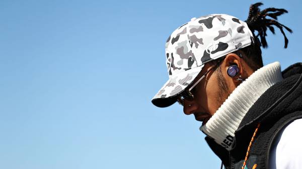 Lewis Hamilton schützte sich vor dem Rennen in Austin mit einem Schal vor dem Wind