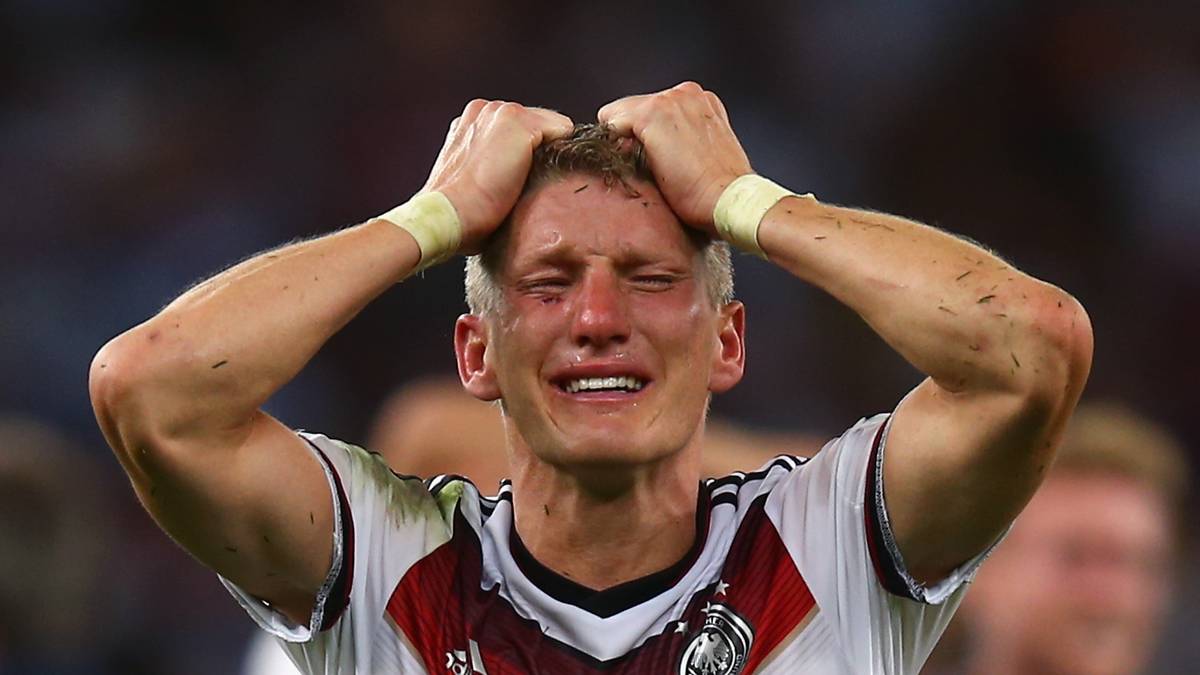 Am Ziel der Träume: Bastian Schweinsteiger ist Weltmeister. Nach dem Spiel brechen die Emotionen aus ihm heraus, Tränen fließen