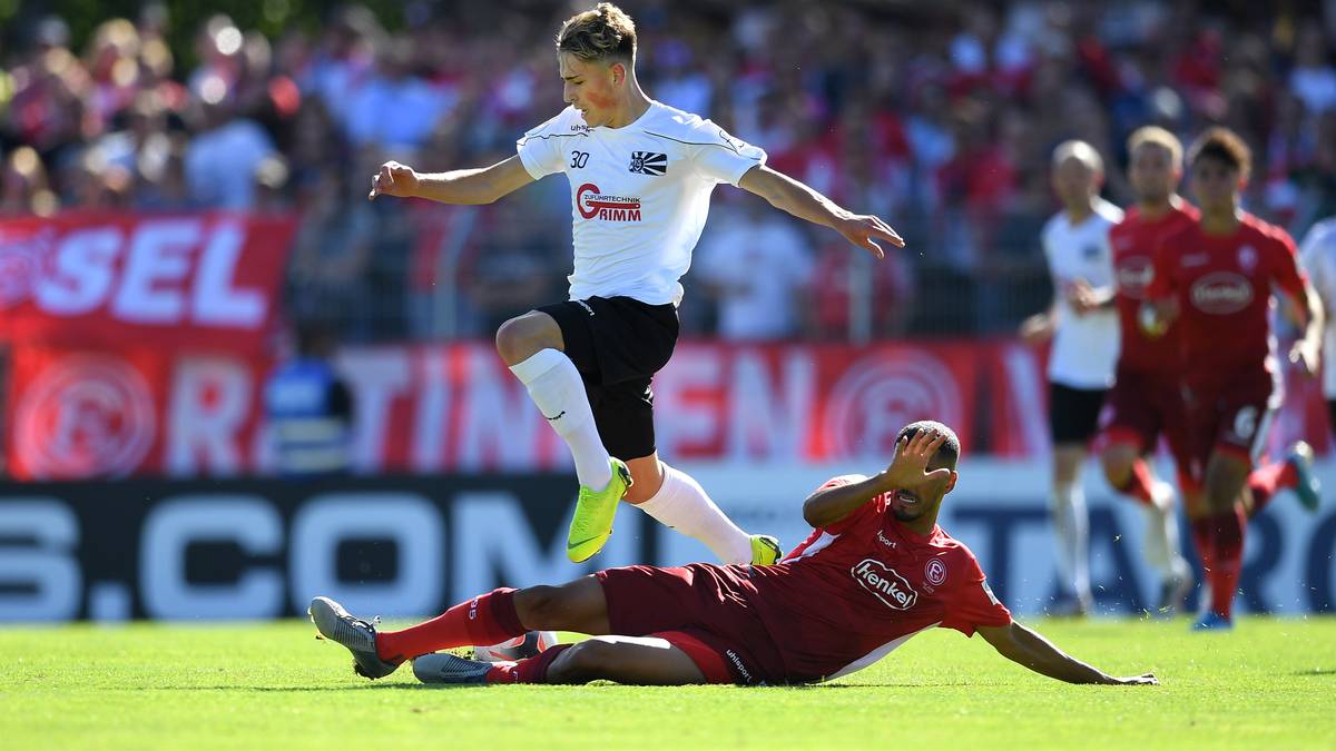 Platz 13 - FORTUNA DÜSSELDORF: Es war zwar kein Spaziergang gegen den Fünftligisten FC 08 Villingen, am Ende setze man sich jedoch mit 3:1 gegen den Underdog durch. Auch die Vorbereitung lief größtenteils erfolgreich, mit Siegen über Eibar, Rayo Vallecano und den RSC Anderlecht. Abzuwarten bleibt, wie die Abgänge von Benito Raman und Dodi Lukebakio kompensiert werden