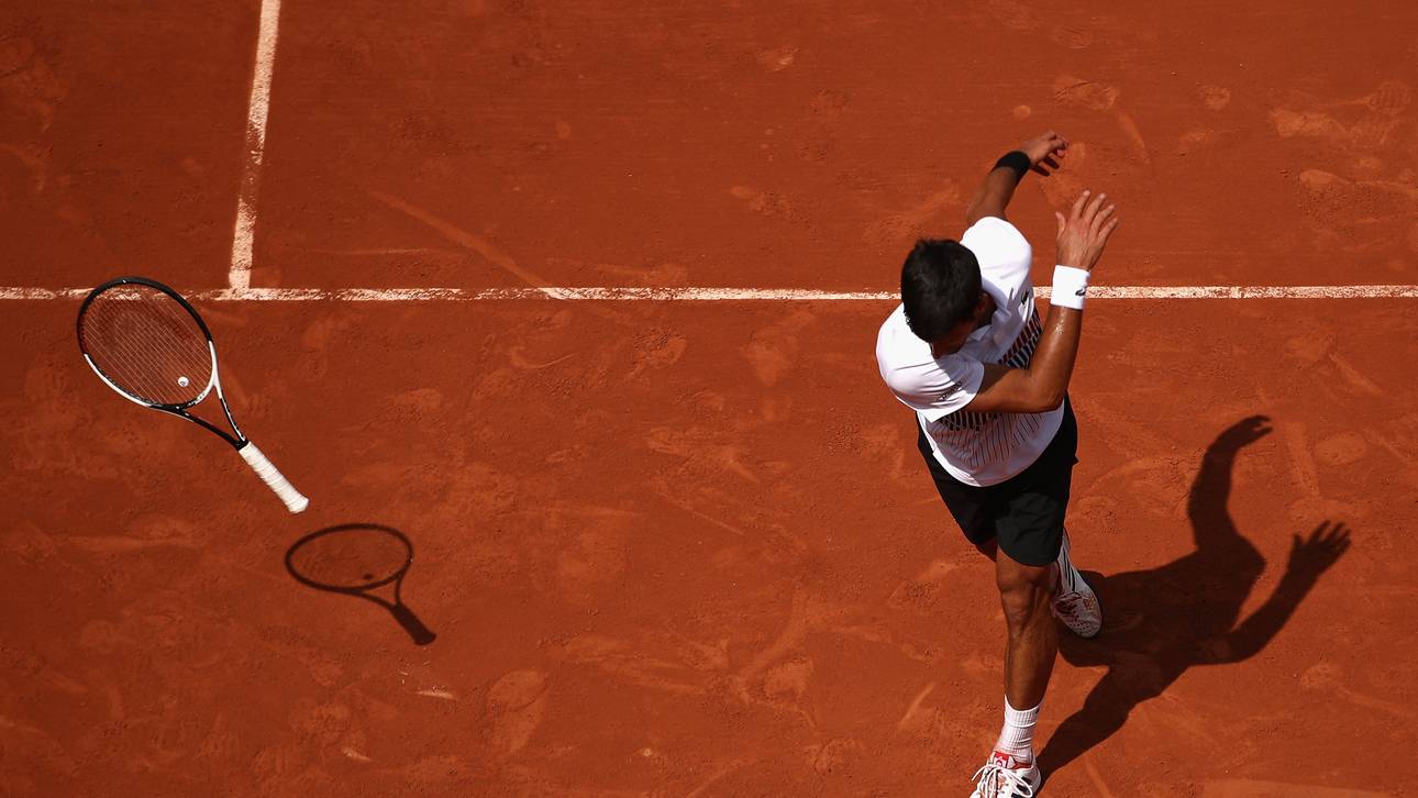 Djokovic nach Frust-Anfall weiter