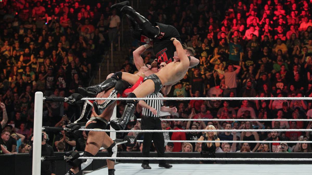 Spektakulär: Cesaro knallt mit einer Powerbomb aus der Ringecke alle drei Gegner auf die Matte