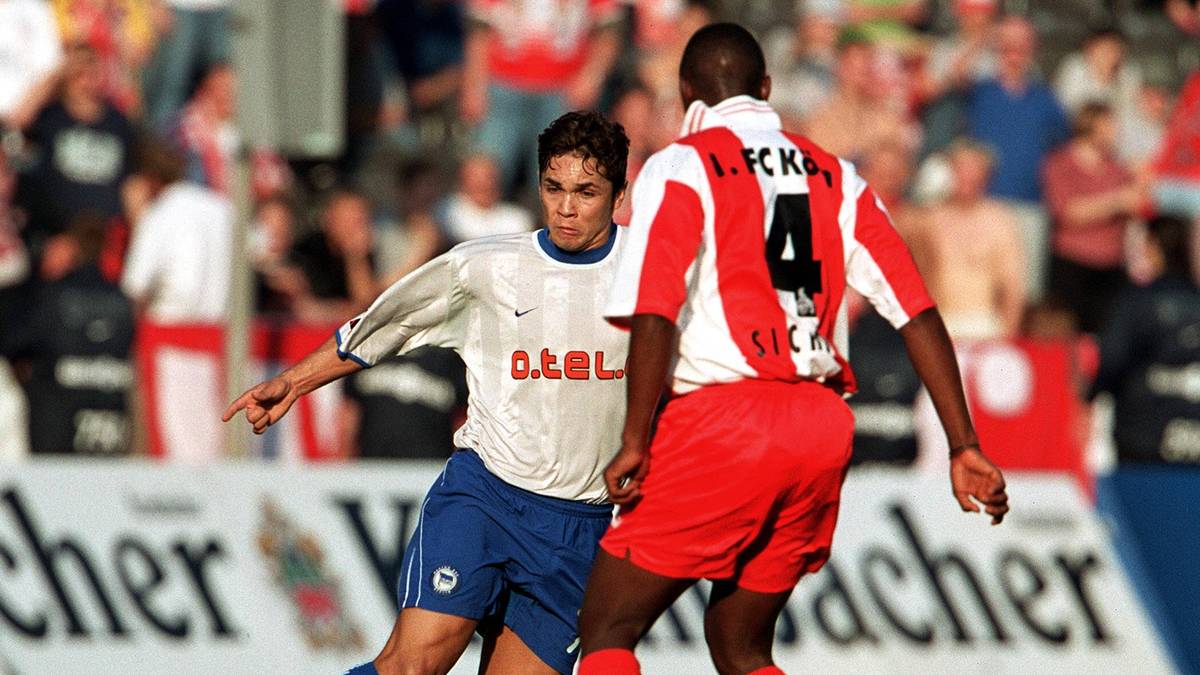 Platz 12: Im Jahr 2000 führt Alex Alves von Hertha BSC nach einem Gegentor gegen Köln den Anstoß aus - und schießt den Ball aus dem Mittelkreis einfach ins Tor