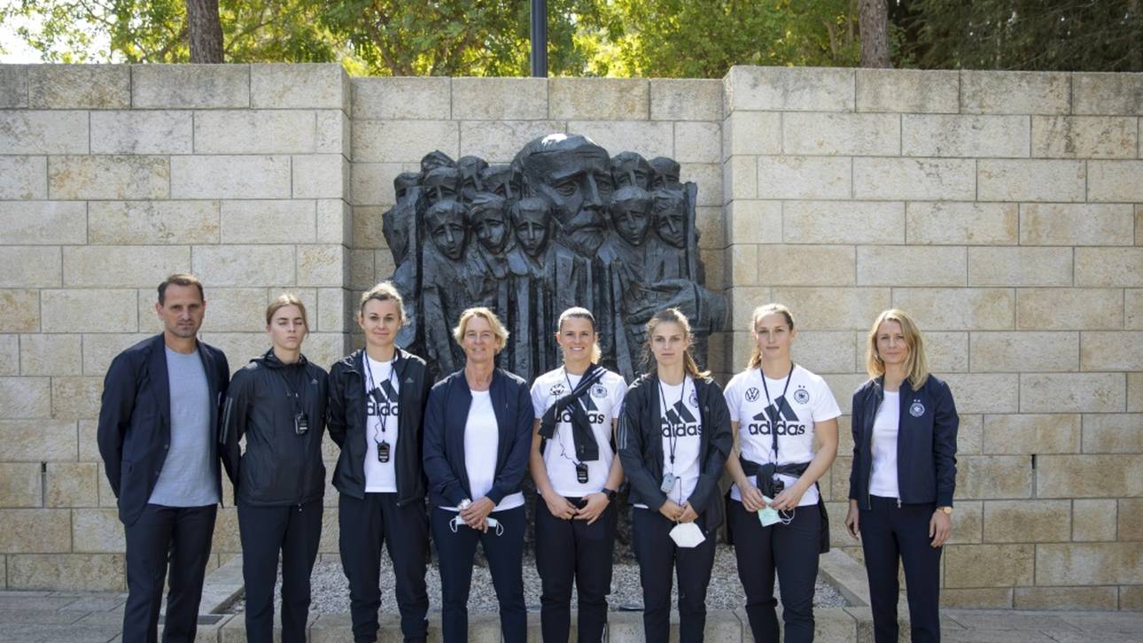 DFB-Frauen besuchen Gedenkstätte