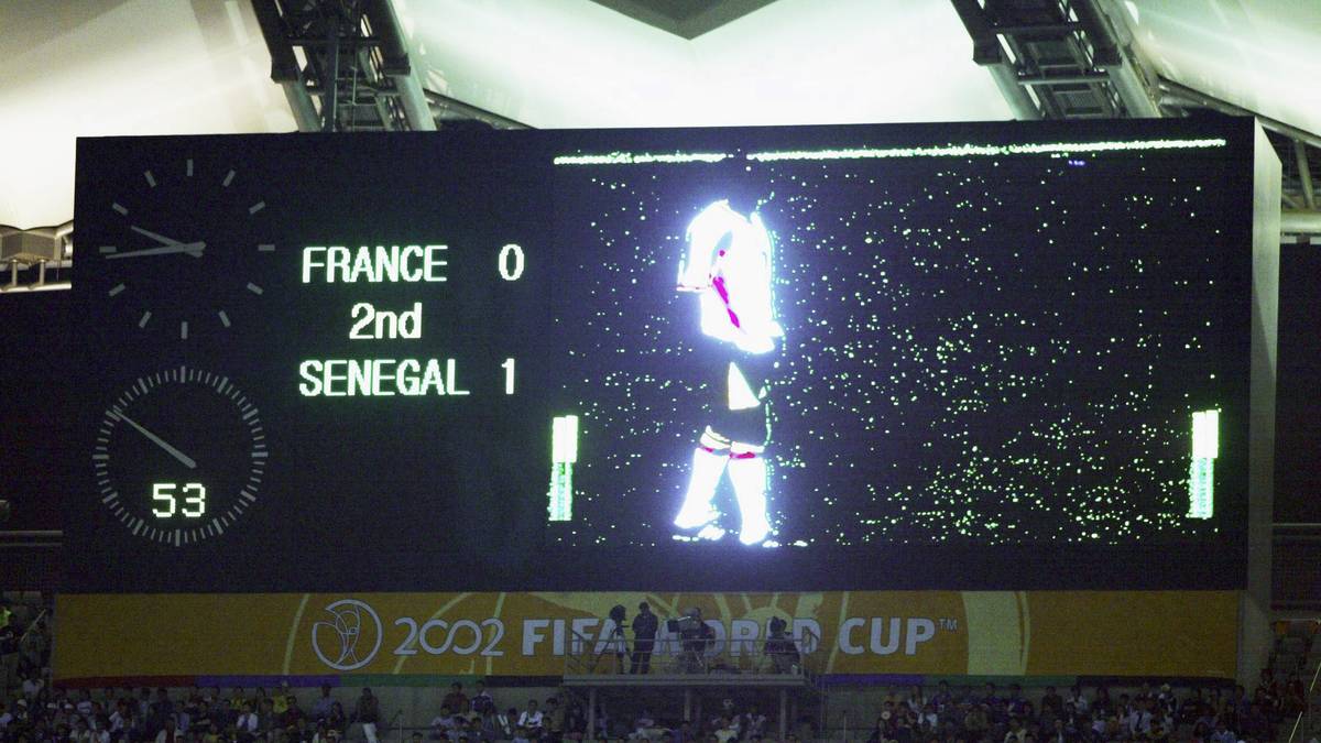 WM 2002: FRANKREICH - SENEGAL 0:1 - Ist das die größte Sensation in einem Eröffnungsspiel? Als aktueller Welt- und Europameister nach Südkorea angereist, trifft Frankreich auf Underdog Senegal. Doch ohne ihren verletzten Spielmacher Zinedine Zidane präsentieren sich die Franzosen völlig ideenlos und unterliegen mit 0:1
