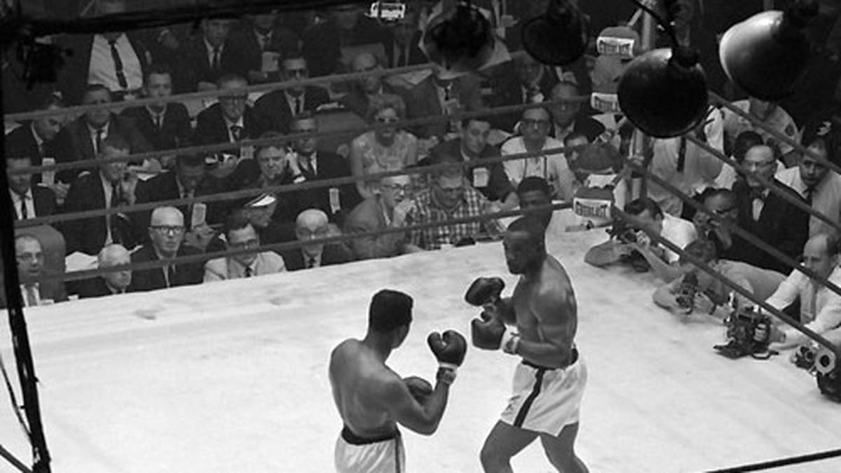 Liston - der ungeliebte, angeblich mit der Mafia verbandelte Champion - wiederum nimmt den 22 Jahre alten Gegner auch nicht richtig ernst: Seine Vorbereitung soll zu einem guten Teil aus Fast Food und schönen Frauen bestanden haben