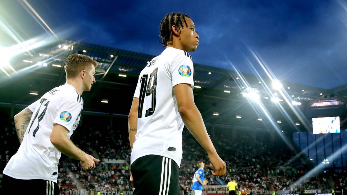 LEROY SANÉ (23): Nach seinem Kreuzbandanriss ist die Rückkehr von Sané noch offen. ManCity-Trainer Pep Guardiola nannte kürzlich den "Dezember, Januar, Februar" als Datum für den Wiedereinstieg ins Training. Findet er wieder zu alter Form, ist Sané auf dem linken Flügel im DFB-Team gesetzt. Die Bayern wollen ihn noch immer verpflichten