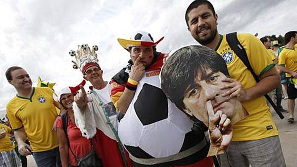 Die Stimmung vor dem Spiel ist ausgelassen. Brasilianische und deutsche Fans feiern gemeinsam