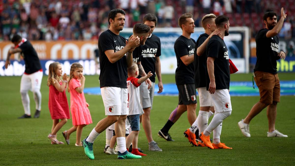Während der FCA nach einem verdienten 2:0 gegen den FSV mit einem weiteren Jahr in der Bundesliga planen kann...