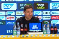 Victor Boniface zieht nach seinen Toren gegen Hoffenheim die Hose runter. Leverkusen-Trainer Xabi Alonso wird anschließend auf der PK mit dem extravaganten Torjubel konfrontiert.