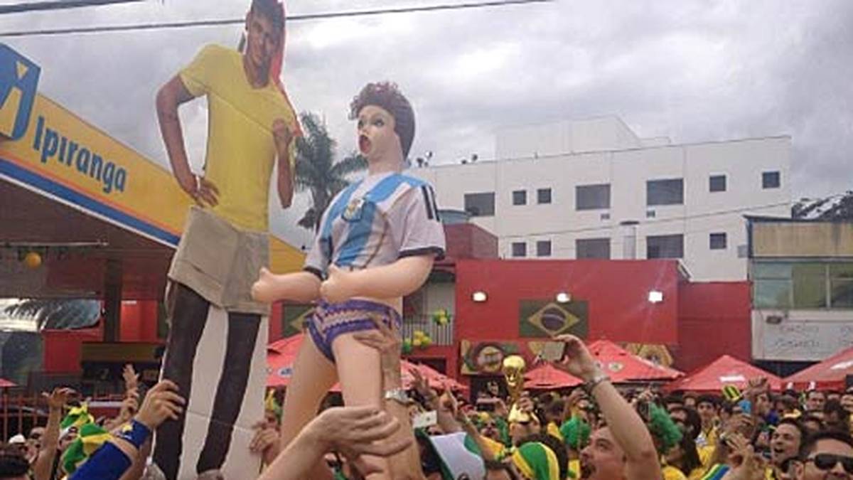 Die brasilianischen Fans denken vor der Partie schon an ein mögliches Finale gegen Erzrivale Argentinien und Lionel Messi