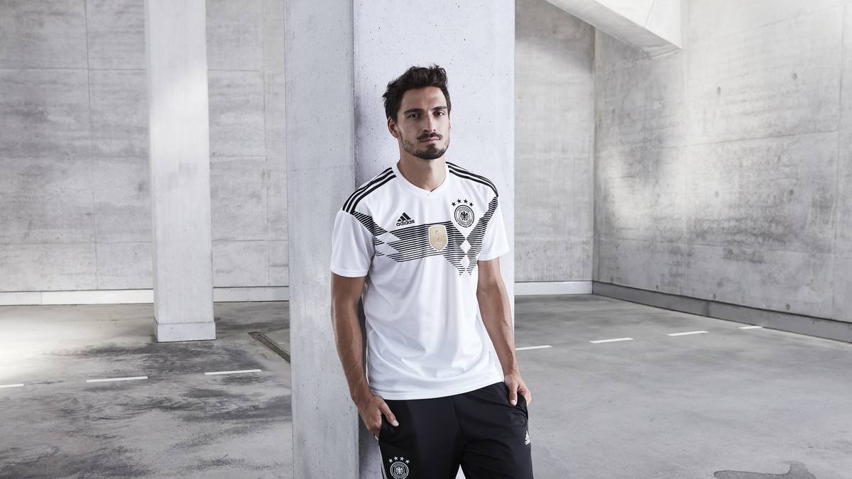 "Ich kenne natürlich die Trikots von 1990, erkenne auch die Parallelen - und sehe deshalb Vielversprechendes für die WM", sagt Hummels