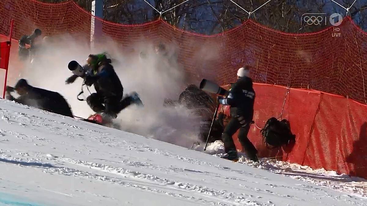 Die Topfahrerin aus der Schweiz rauscht mit hohem Tempo in eine Gruppe aus Fotografen und Betreuern, die am Pistenrand steht. In solchen Situationen hat es schon schwere Verletzungen gegeben...