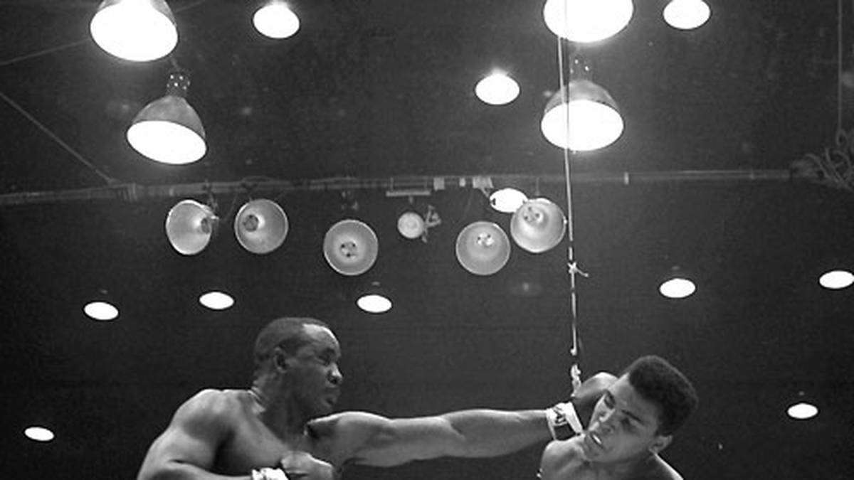 Das Scheinwerferlicht, das auf das Duell gerichtet ist, ist hell wie nie zuvor: 180 Millionen Zuschauer weltweit sehen das ungleiche Duell des Kraftpakets Liston mit seinem jungen Herausforderer. Bei weitem nicht immer erwischt ihn der Champion so gut wie hier