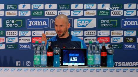 Am vergangenen Bundesliga-Spieltag hat die TSG Hoffenheim gegen den FC Bayern München verloren. Dabei hat eine kontroverse Schiedsrichterentscheidung für Gesprächsstoff gesorgt. Vor dem Duell mit dem SC Freiburg analysiert TSG-Cheftrainer Christian Ilzer die Situation auf seine eigene, kuriose Art und Weise.