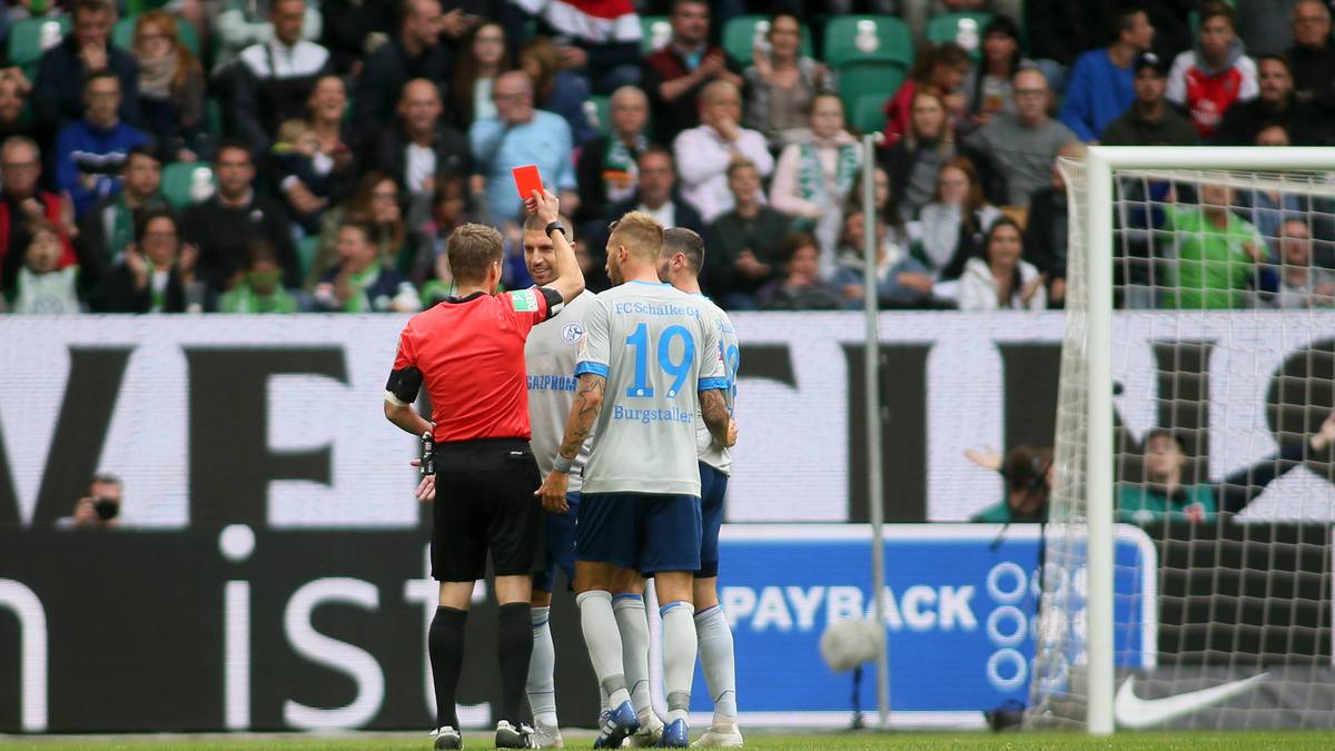Referee Patrick Ittrich zeigt Schalkes Matija Nastasic die Rote Karte
