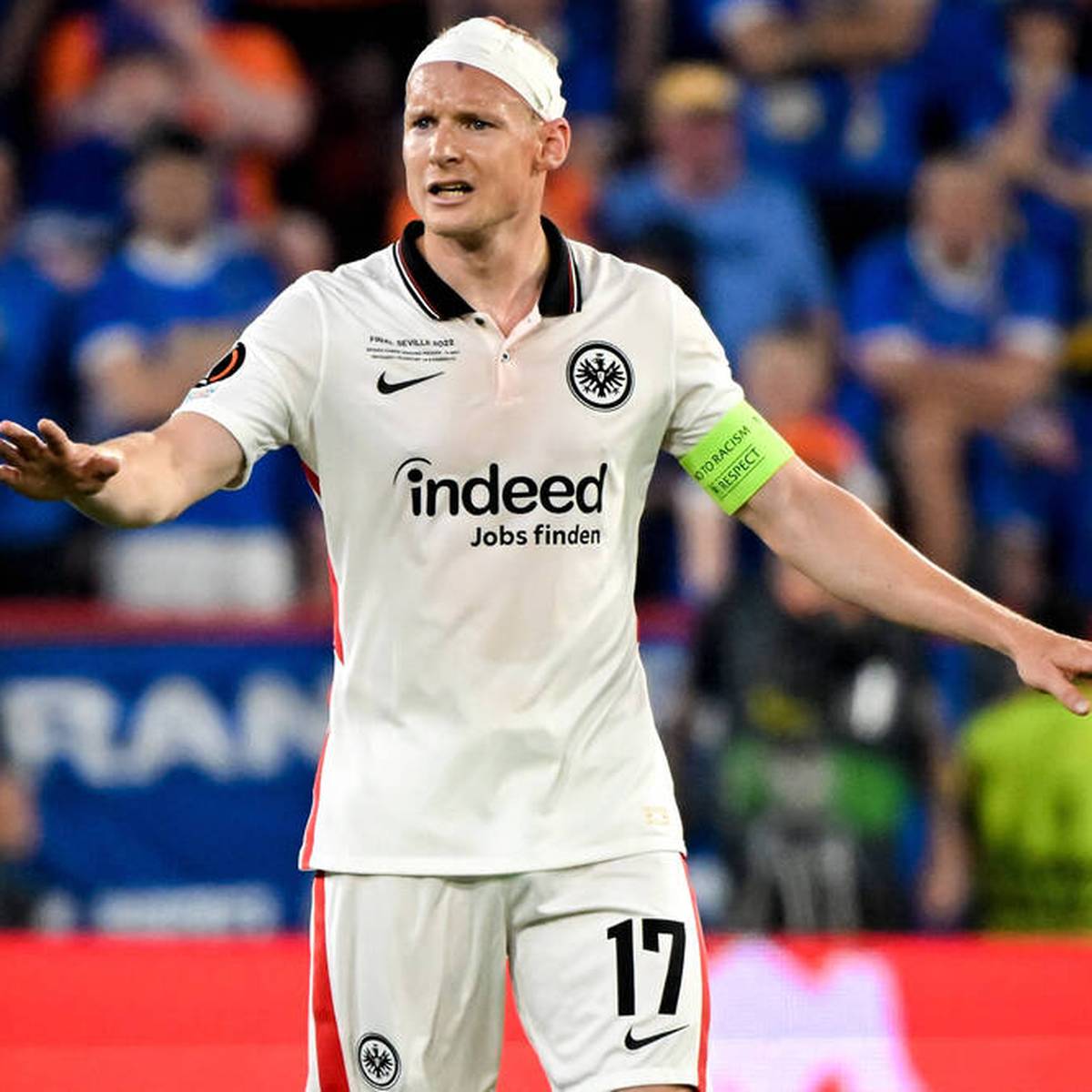 Im Europa-League-Finale erlebt Eintracht Frankfurt gegen die Glasgow Rangers einen Schock-Moment. Sebastian Rode muss minutenlang verarztet werden. Der Gedanke an Bastian Schweinsteiger hilft ihm.