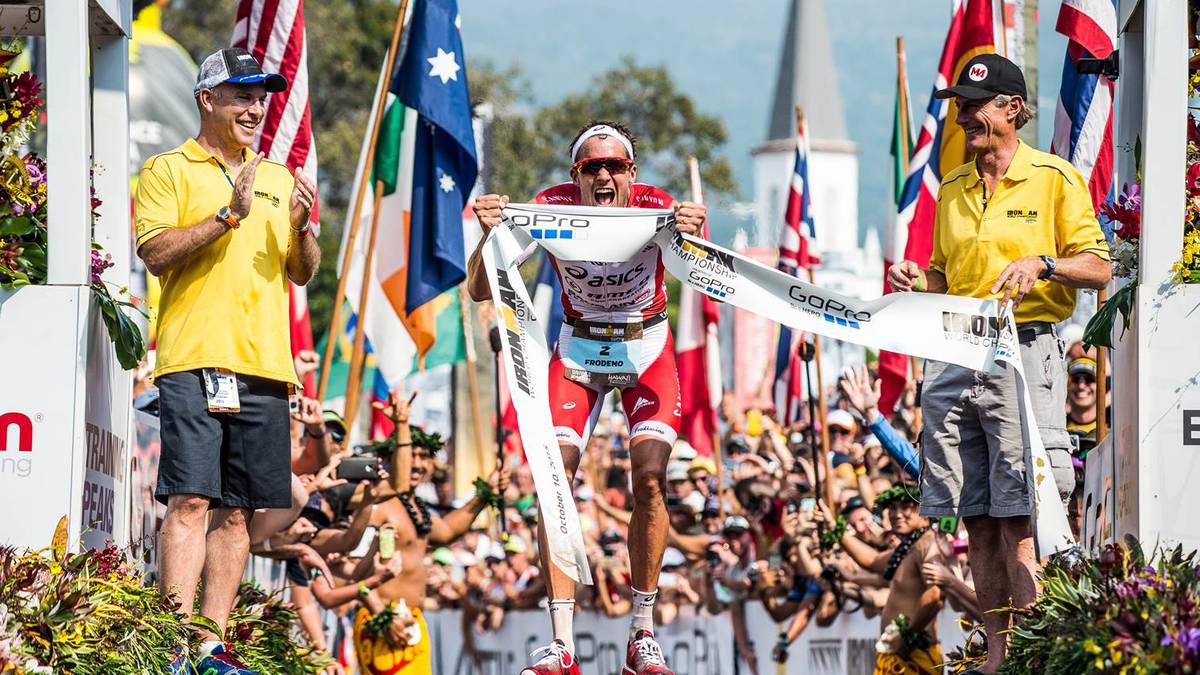 JAN FRODENO (2015, 2016, 2019): Frodeno ist einer der Superstars der Triathlon-Szene. Mit einer Zeit von 7:35:39 Stunden hält er den Weltrekord auf der Triathlon-Langdistanz. Aufgewachsen in Südafrika, fängt er mit 15 Jahren als Schwimmer an, 2000 bringen ihn die Bilder der Olympischen Spiele in Sydney zum Triathlon. Bei seinem ersten Ironman Hawaii ist er vom Pech verfolgt, erreicht aber trotz eines Reifendefekts und einer Zeitstrafe noch den dritten Platz