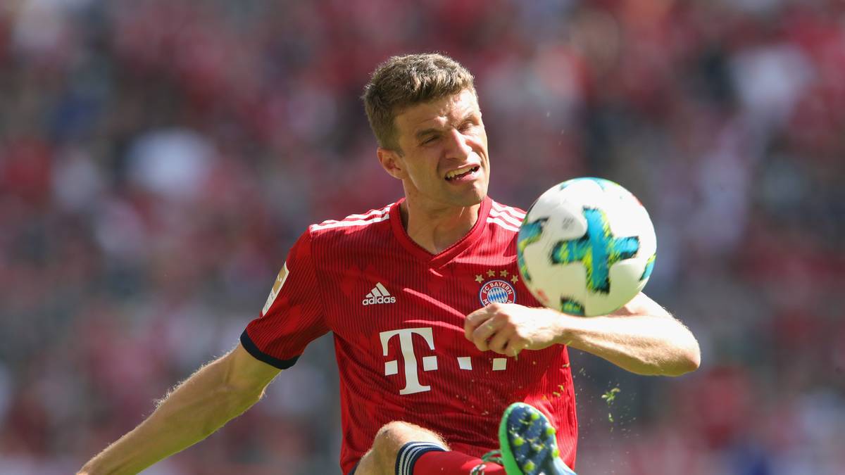 Allerdings ordnete Müller im selben Zusammenhang ein: "Grundsätzlich ist es sehr schwierig, vom FC Bayern loszukommen. Mit unserem Klub spiele ich jedes Jahr um die Titel mit, der Verein hat enormes Potenzial. Aktuell habe ich keine Gedanken, etwas anderes zu machen"