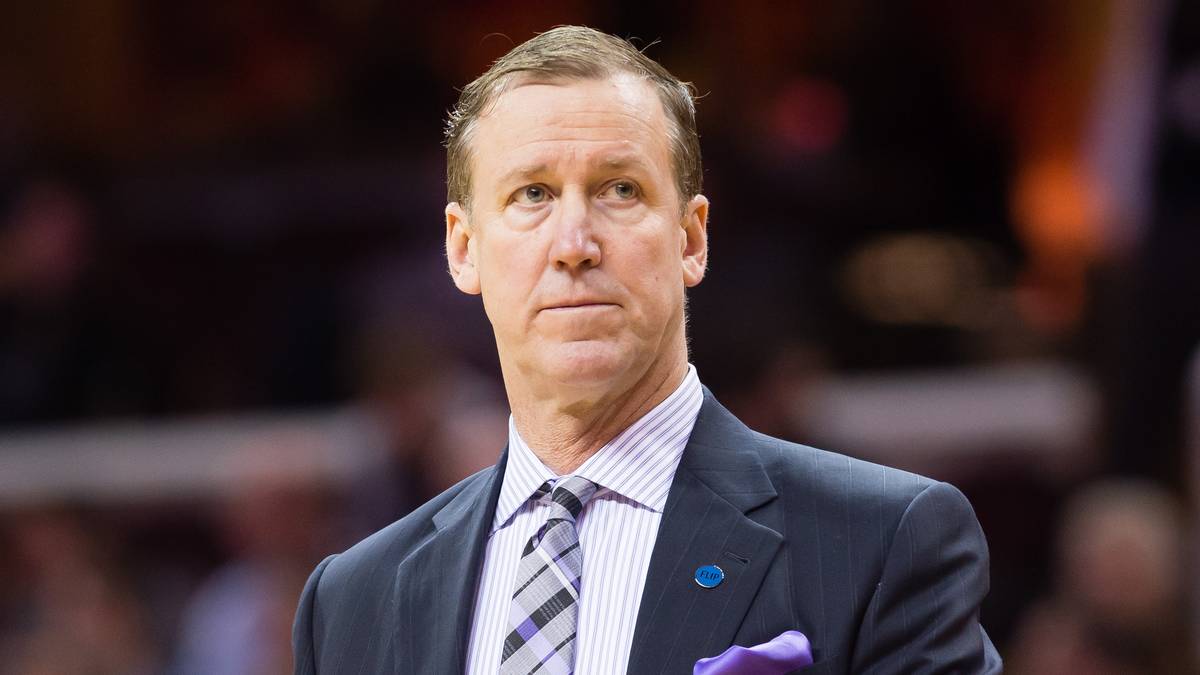 Auf Platz zwei schafft es Terry Stotts mit 335 Punkten. Die Portland Trail Blazers müssen vor der Saison die Abgänge von LaMarcus Aldridge, Wesley Matthews, Nicolas Batum und Robin Lopez verkraften. Durch den nötigen Umbruch wird ein Einbruch in den Tabellenkeller der NBA prognostiziert. Doch Stotts, der als Assistenztrainer einen wichtigen Anteil am NBA-Titel der Dallas Mavericks 2011 hat, führt die Truppe um Damian Lillard und C.J. McCollum überraschend in die Playoffs