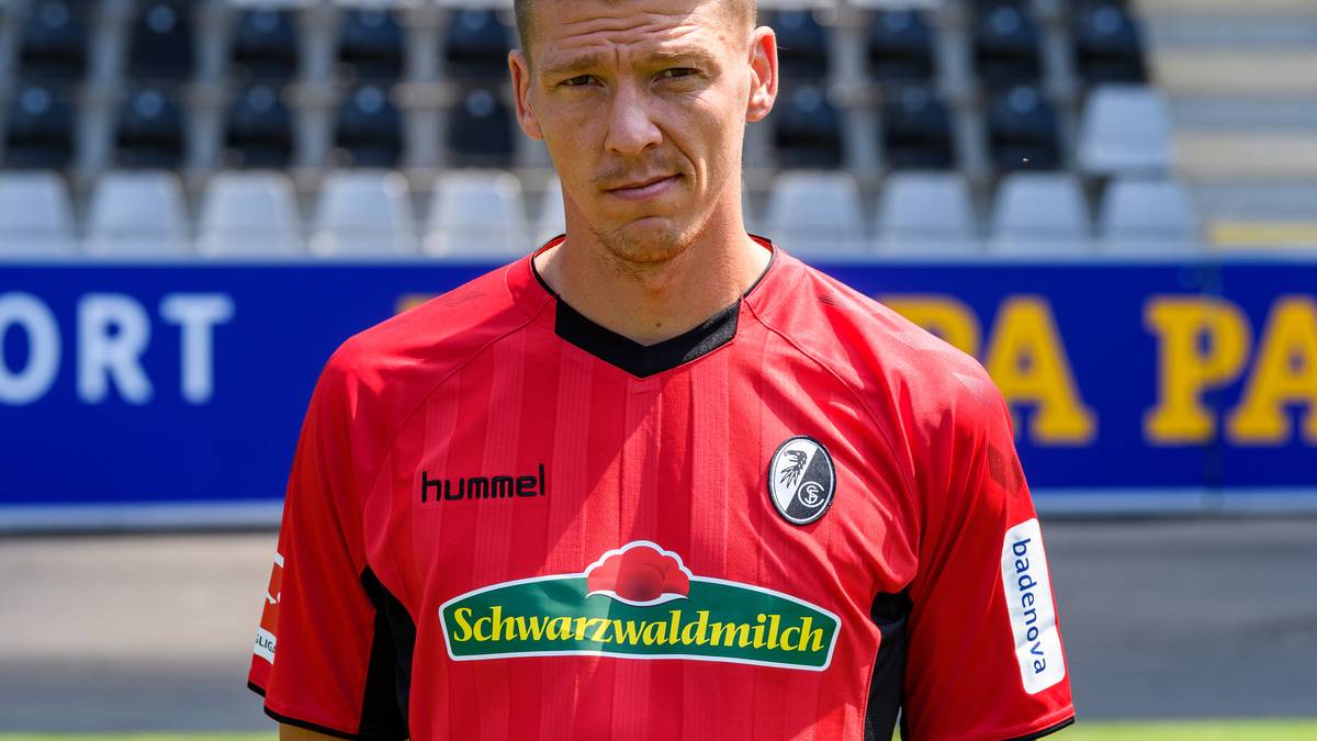 SC FREIBURG: Ausgewogenes Mittelmaß. Erneut getönte rote Streifen und schwarz abgesetzte Eyecatcher. Die Logos setzen sich ab, ohne aggressiv herauszustechen. Die Jury wünscht sich etwas Farbe vom Hauptsponsor-Schriftzug zu nehmen und den schwarzen Halsausschnitt anzupassen. Auch auf die Preiserhöhung hätten die Breisgauer verzichten sollen