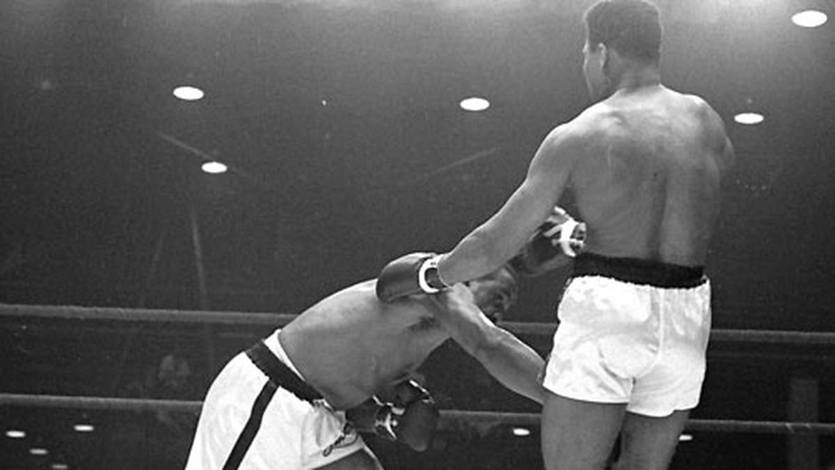 Clay kämpft auf seine legendäre Art: Leichtfüßig umtänzelt er in den ersten Runden den Champion aus...