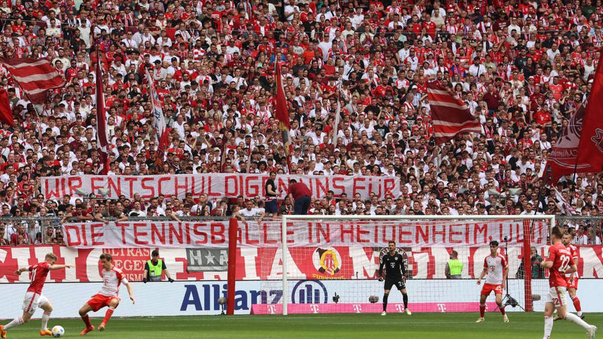 Mit diesem Banner macht sich die Bayern-Fans machten sich über FCB-Boss Uli Hoeneß lustig